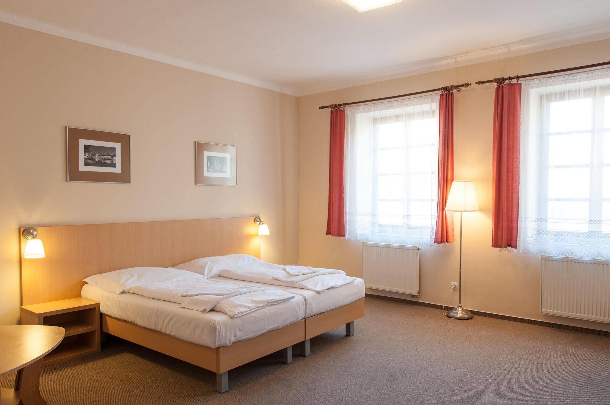 Hotel V Centru Czeskie Budziejowice Zewnętrze zdjęcie